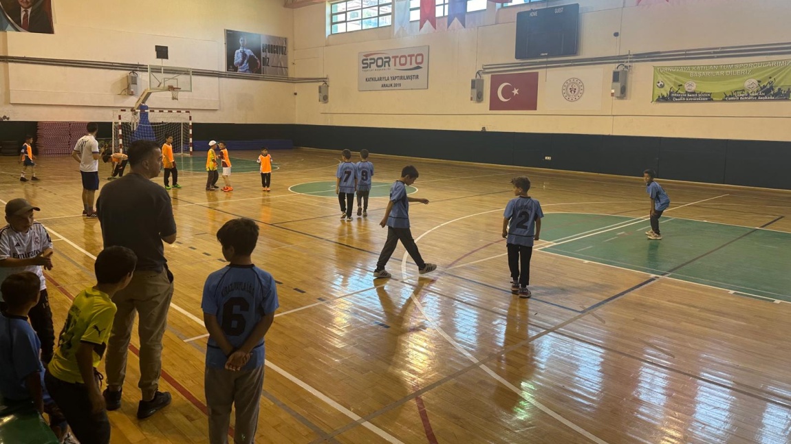 2023-2024 EĞİTİM ÖĞRETİM YILI 2. DÖNEM SONU İLÇEDE DÜZENLENEN MİNİKLER FUTSAL ŞENLİĞİNDE OKULUMUZ ÖĞRENCİLERİ İLK MAÇLARINI 10-1 GALİBİYETLE SONUÇLANDIRDI.