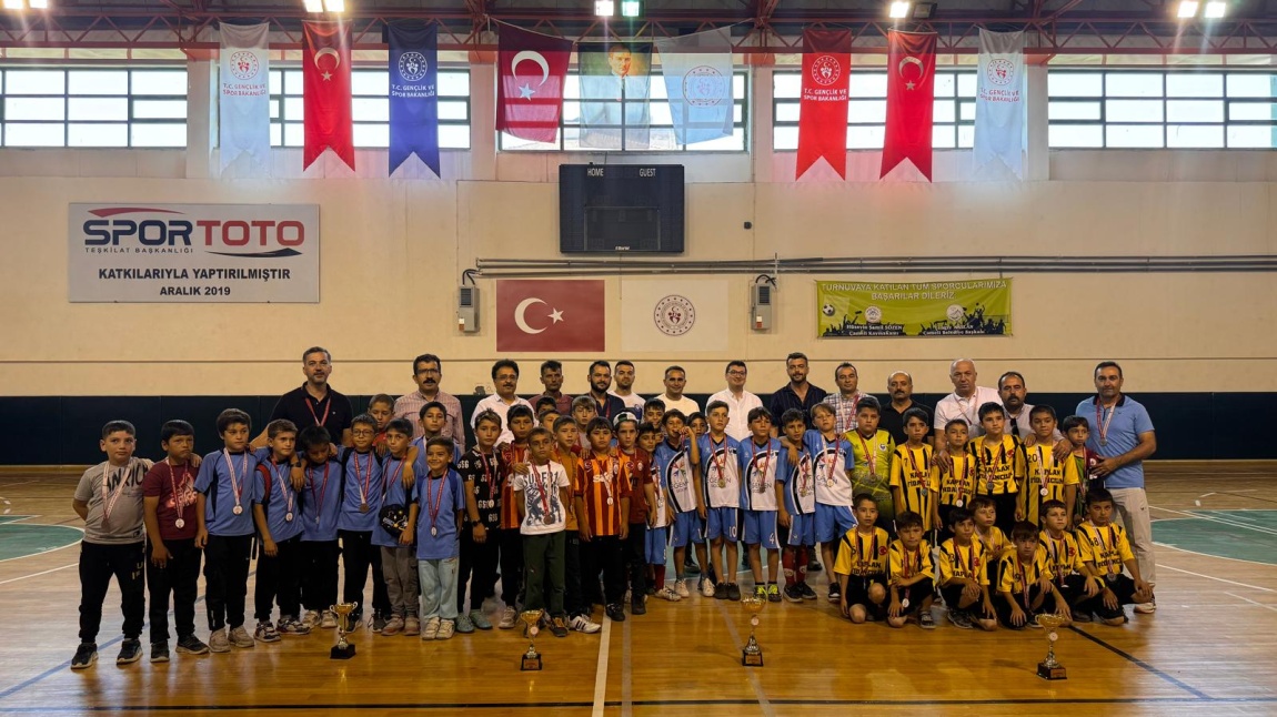 ÇAMELİ İLÇE GENÇLİK SPOR MÜDÜRLÜĞÜNÜN DÜZENLEMİŞ OLDUĞU İLKOKULLAR ARASI FUTSAL ŞENLİĞİNDE OKULUMUZ ÖĞRENCİLERİ 4. OLUP ÖDÜL ALMAYA HAK KAZANDILAR.ÖĞRENCİLERİMİZİ TEBRİK EDERİZ.